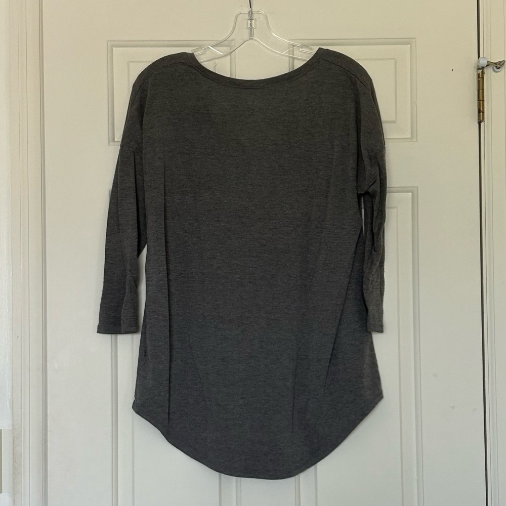 SO gray quarter sleeve top - Picture 2 of 3